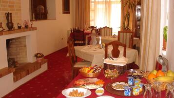 Desayuno buffet diario (RON 60 por persona)