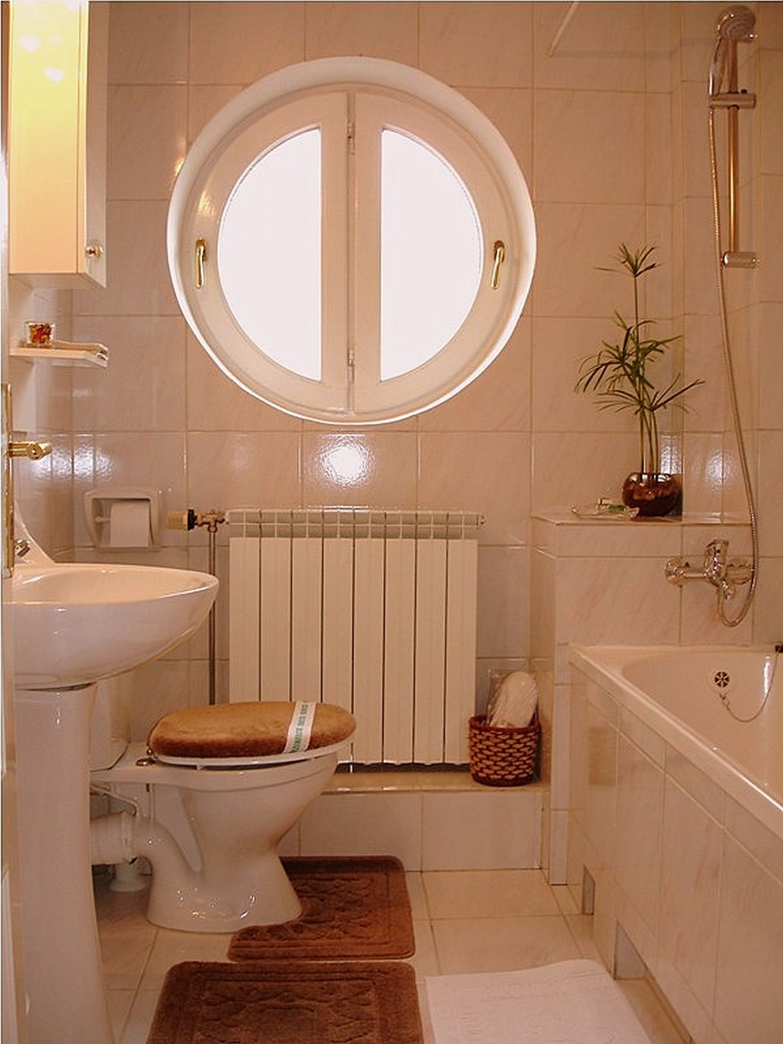A bathroom with a toilet, sink, and bathtub.