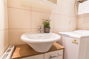 Studio, Küche | Badezimmer | Dusche, Haartrockner, Handtücher, Seife