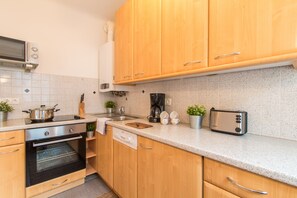 Studio, Kitchen | Private kitchen | Fridge, microwave, oven, stovetop