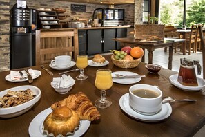 Petit déjeuner buffet servi tous les jours en supplément