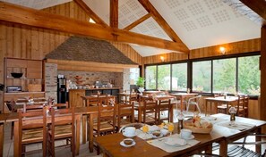 Café da manhã com buffet todos os dias (EUR 8 por pessoa) 