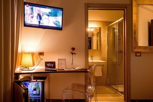 Ducha, artículos de tocador gratuitos, secador de pelo, toallas