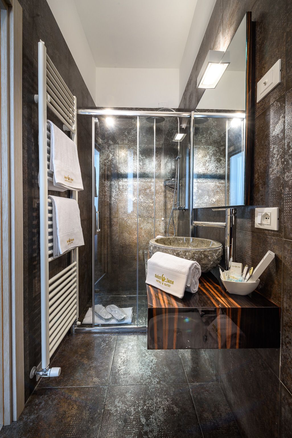 Superior-Doppelzimmer (theme room) | Badezimmer | Dusche, kostenlose Toilettenartikel, Haartrockner, Handtücher