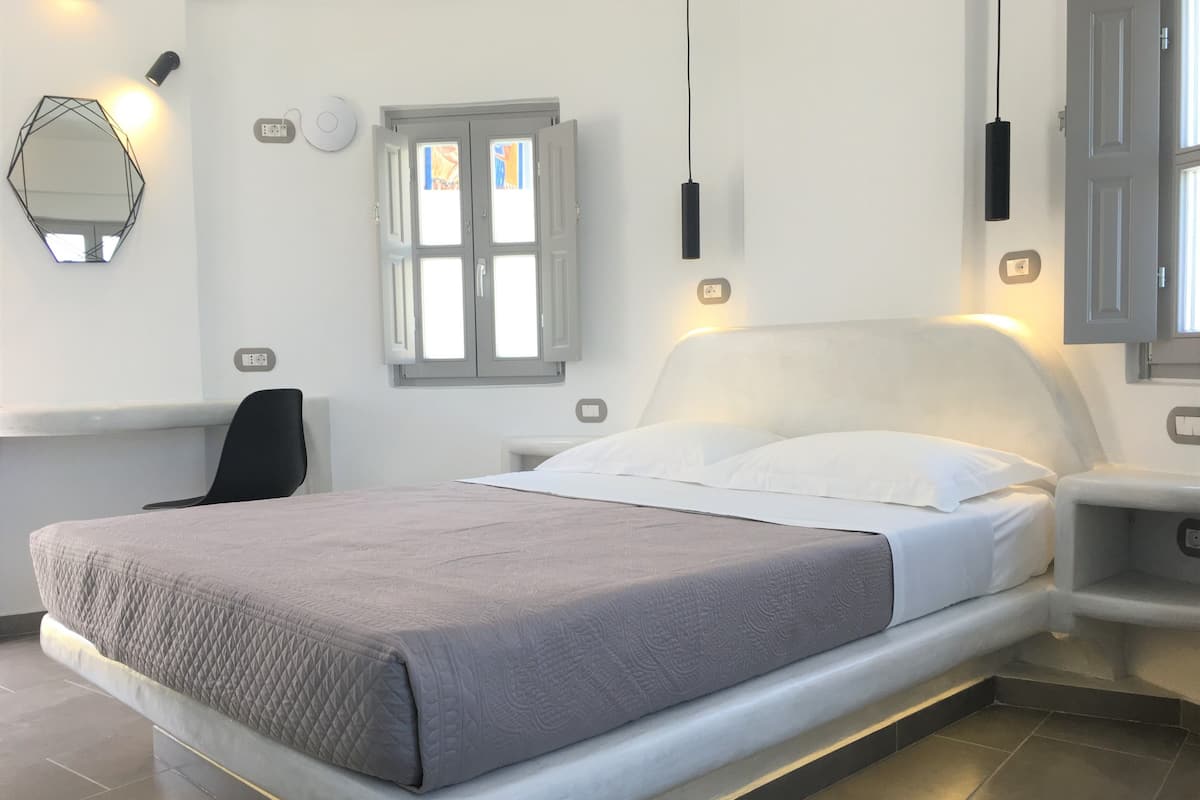 Camera Deluxe, 1 letto queen, non fumatori, vista mare | Ferro/asse da stiro, Wi-Fi gratuito, lenzuola