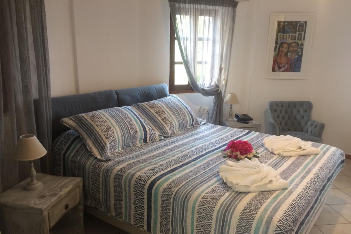 Camera doppia, 1 letto matrimoniale, non fumatori | Ferro/asse da stiro, Wi-Fi gratuito, lenzuola