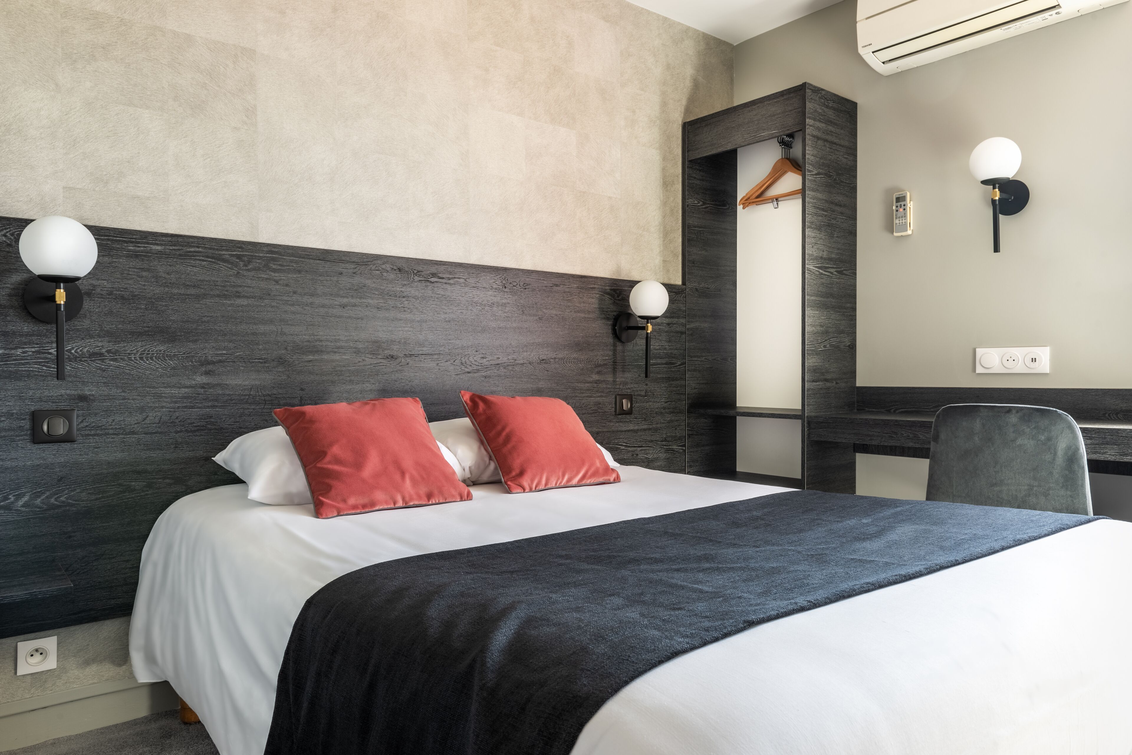 classic double room, private bathroom | premium bedding, individually furnished, desk, laptop workspace