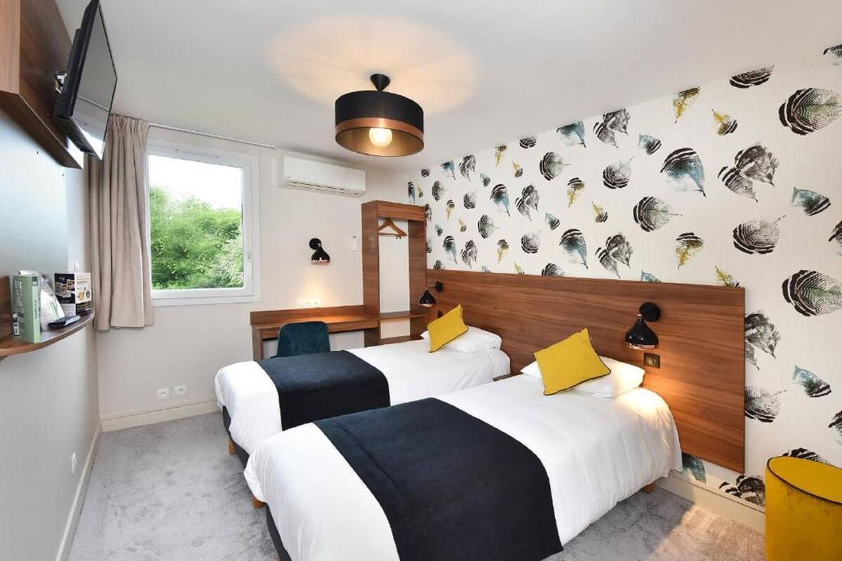 standard twin room, private bathroom | premium bedding, individually furnished, desk, laptop workspace