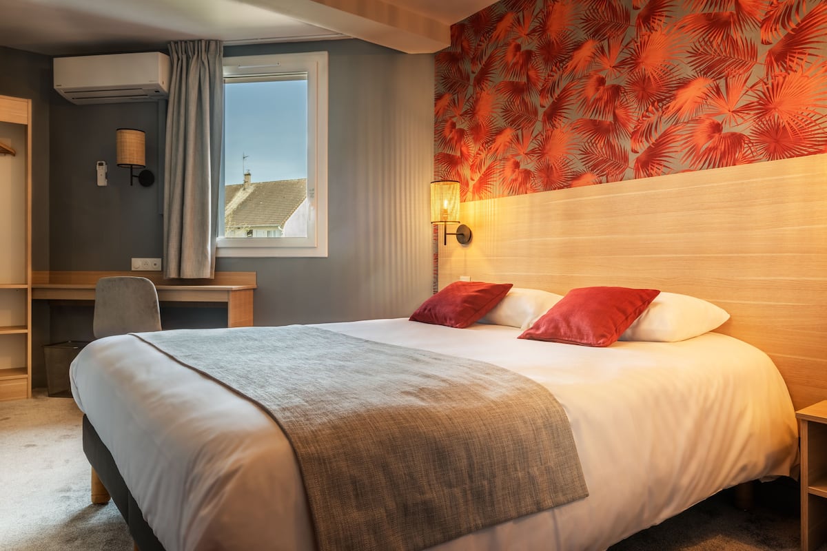 Comfort Double Room | Premium bedding, individually furnished, desk, laptop workspace