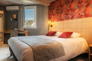 Ropa de cama de alta calidad, muebles diferentes y escritorio