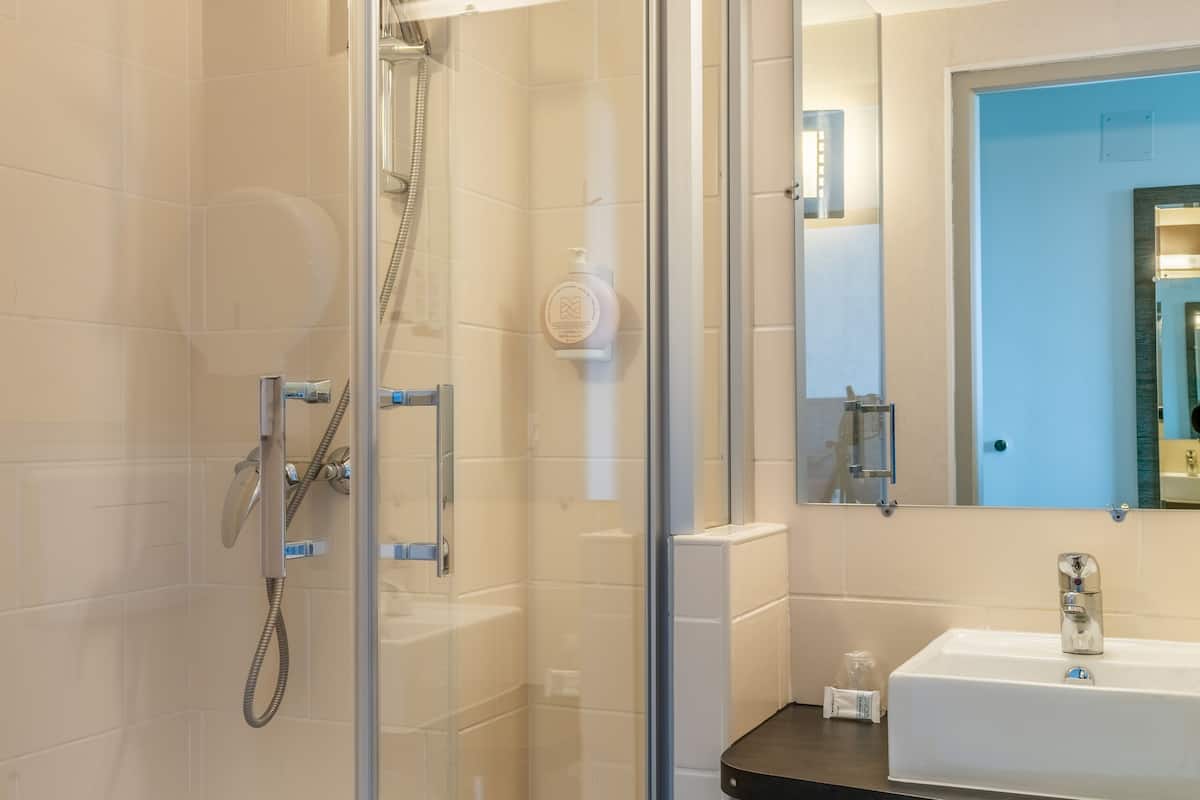 shower, rainfall showerhead, free toiletries, hair dryer