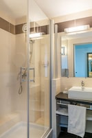 Shower, rainfall showerhead, free toiletries, hair dryer