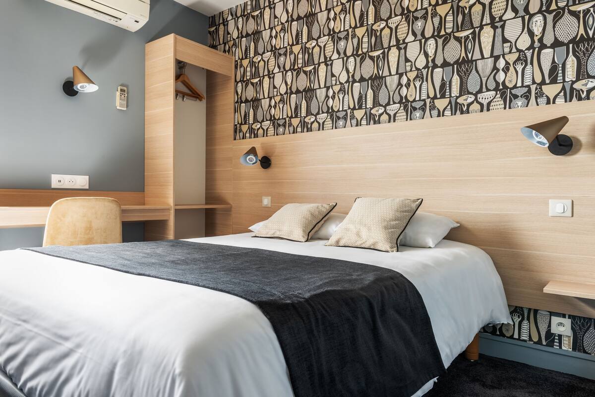 classic double room, private bathroom | premium bedding, individually furnished, desk, laptop workspace