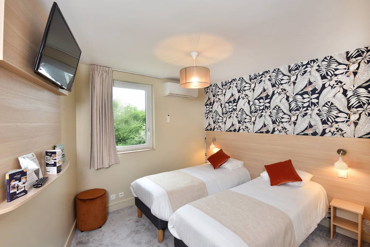 standard twin room, private bathroom | premium bedding, individually furnished, desk, laptop workspace