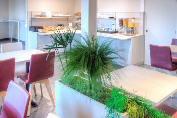 Desayuno buffet diario (EUR 11.50 por persona)