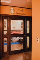 Desayuno con opciones de la cocina local diario (USD 1 por persona)