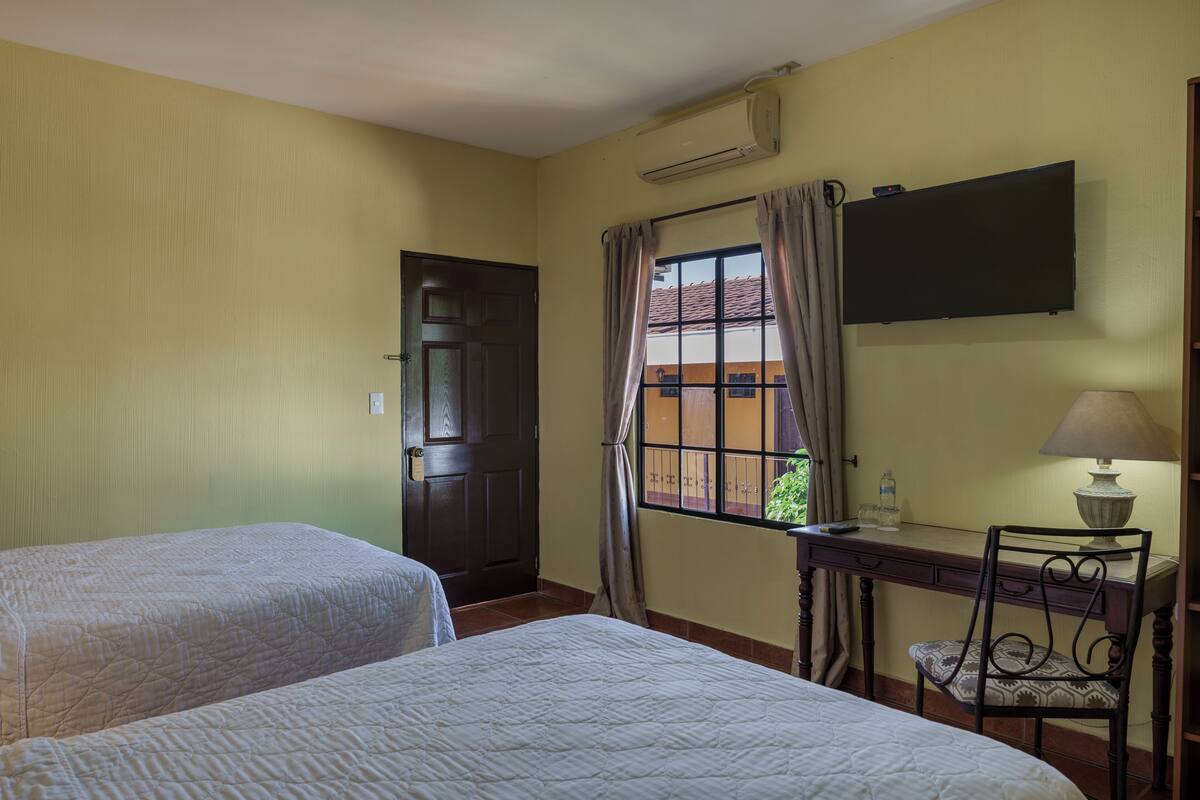 Habitación estándar doble | Escritorio, camas supletorias, wifi gratis y ropa de cama