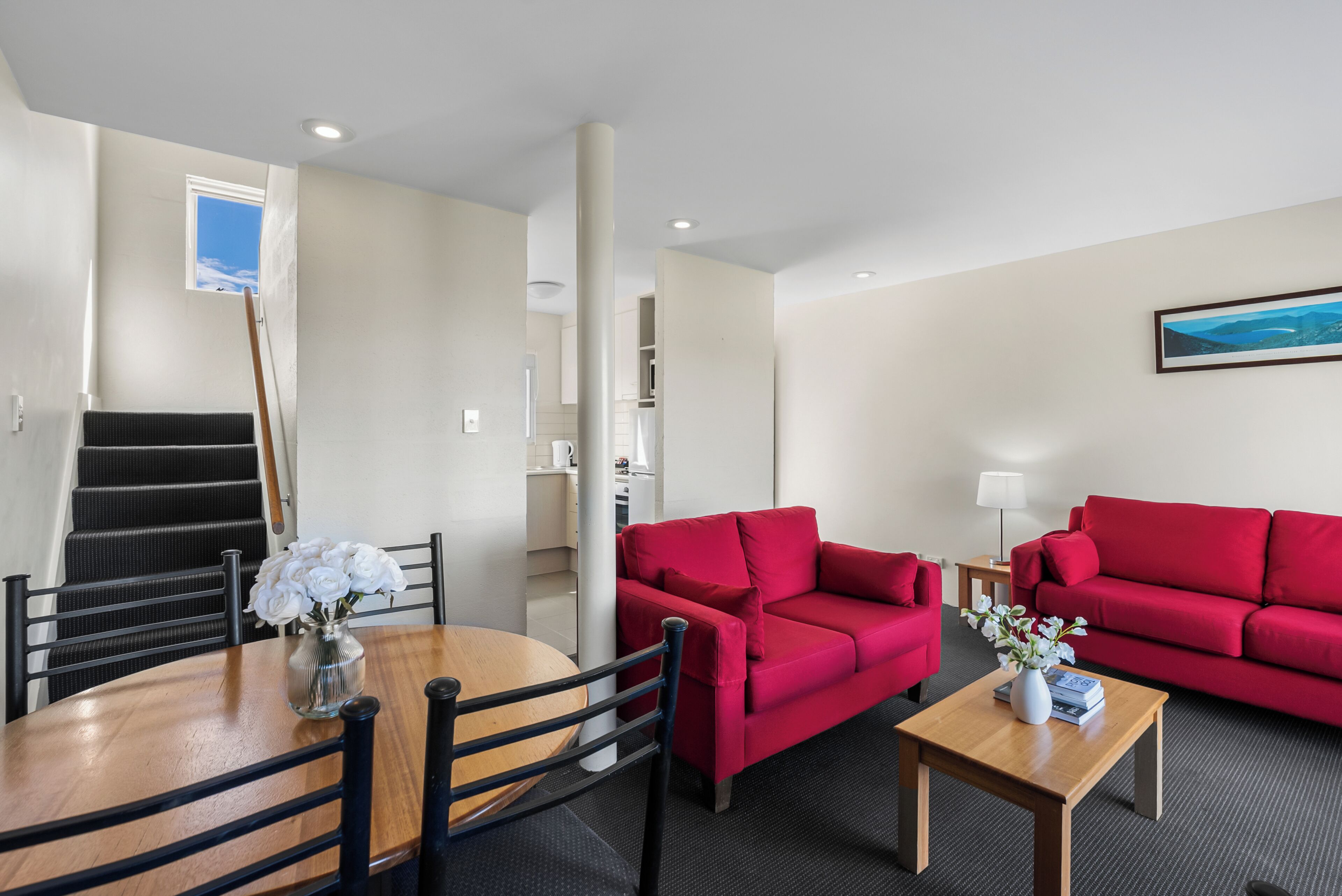 Apartamento estándar, 2 habitaciones, vistas al puerto | Zona de estar | Televisión de pantalla plana de 42 pulgadas con canales por cable