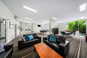 Lobby sitting area - Bay View Villas (West Hobart)