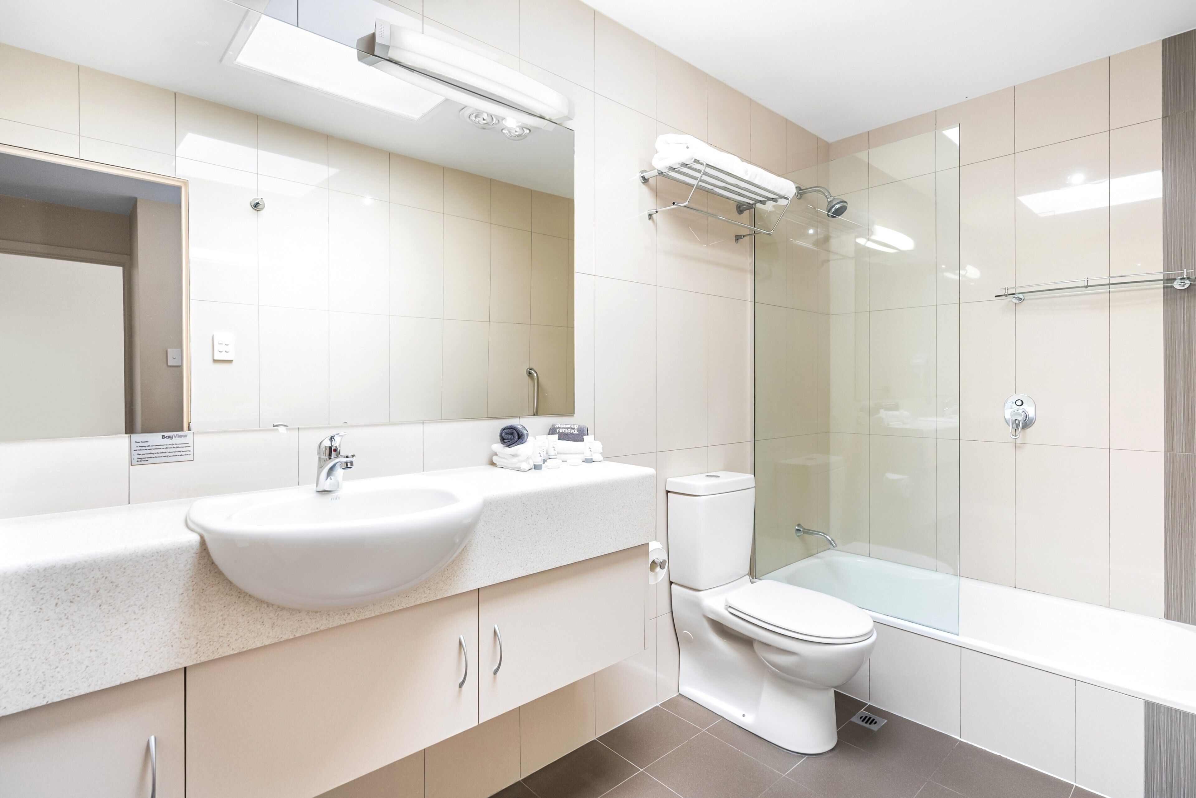 Ein modernes Badezimmer mit Waschbecken, Toilette und einer Duschkabine.