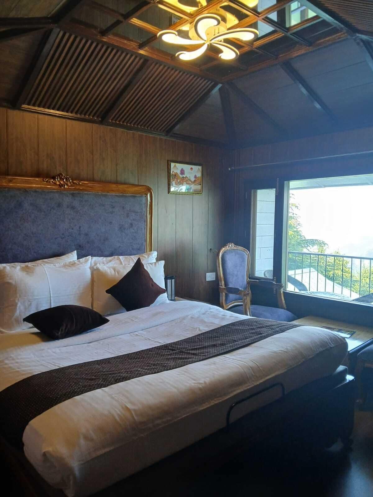 Rom – deluxe | Safe på rommet, skrivebord, lydisolert og strykejern/-brett