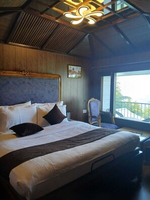 Rom – deluxe | Safe på rommet, skrivebord, lydisolert og strykejern/-brett