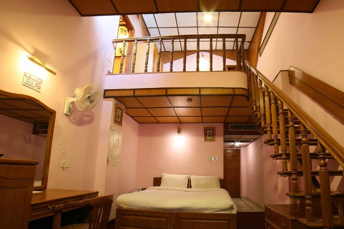 Familiekamer | Een kluis op de kamer, een bureau, geluiddichte muren