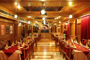 2 restaurantes; se sirven desayunos 