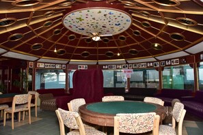 2 restaurantes, é servido café da manhã