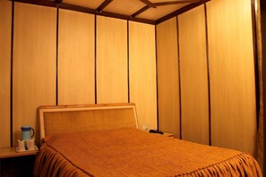 In-room safe, desk, soundproofing, iron/ironing board - Snow King Retreat - The Heaven (Shimla)