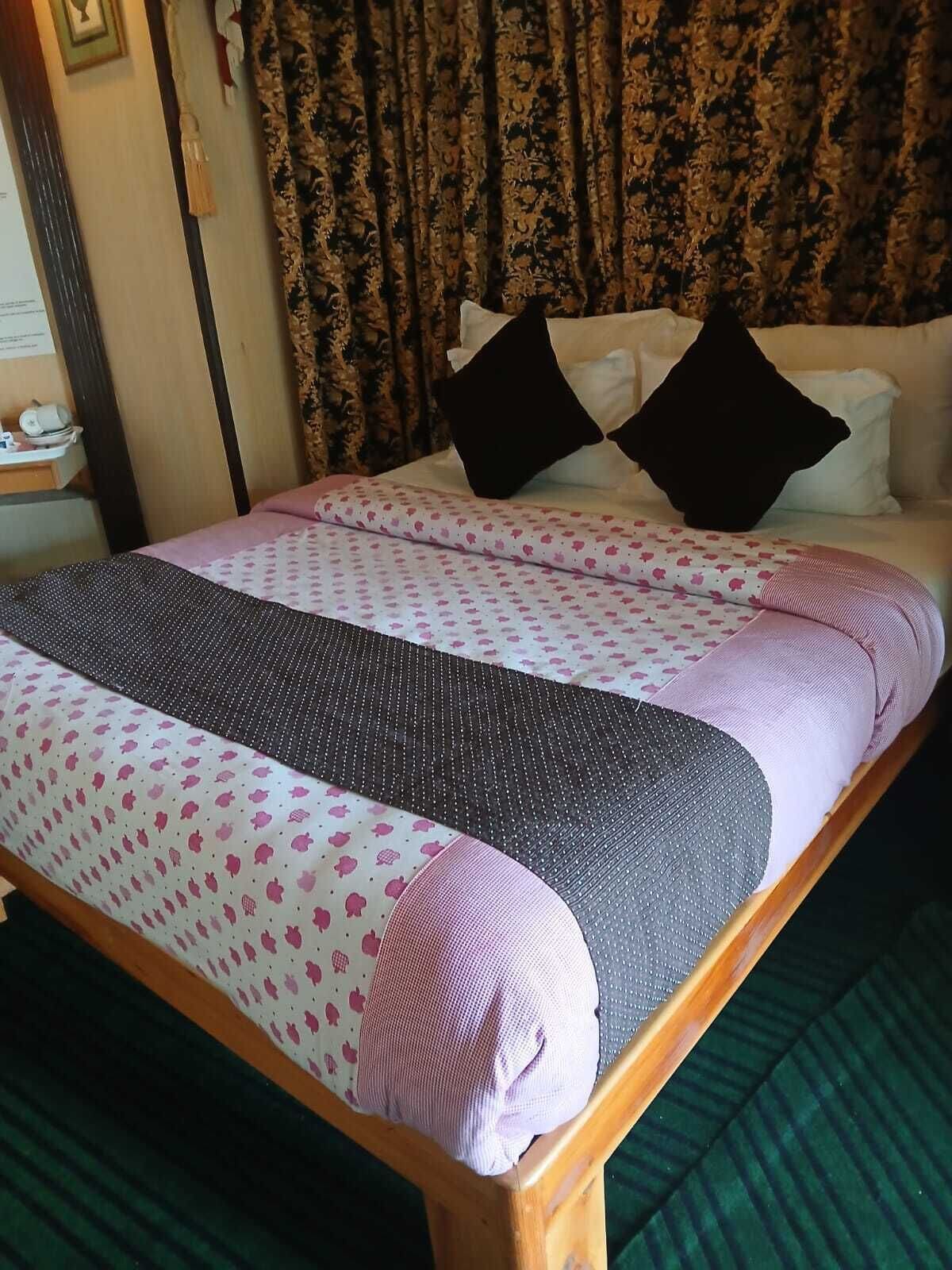 Superior Room | In-room safe, desk, soundproofing, iron/ironing board