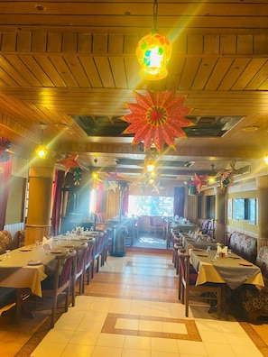 2 Restaurants; Frühstück, Mittagessen und Abendessen werden serviert