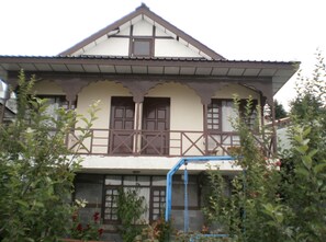 In-room safe, desk, soundproofing, iron/ironing board - Snow King Retreat - The Heaven (Shimla)