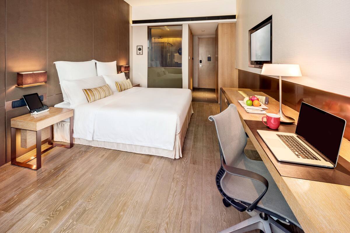 Een minibar met enkele gratis items, een kluis op de kamer, een bureau
