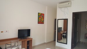 Standard Double Room, Non Smoking | In-room safe, individually decorated, desk, rollaway beds - Hotel Arbol De Sueños (San Salvador)