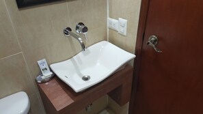 Standard-Doppelzimmer, Nichtraucher | Badezimmer | Dusche, Regendusche, kostenlose Toilettenartikel, Haartrockner