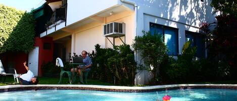 Una piscina al aire libre