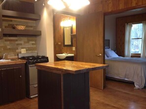 キャビン 2 ベッドルーム キッチン (The Fox) | 専用キッチン | 冷蔵庫、電子レンジ、コーヒー / ティーメーカー、調理器具と食器