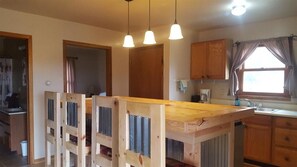 キャビン 2 ベッドルーム キッチン (The Neighbors) | 専用キッチン | 冷蔵庫、電子レンジ、コーヒー / ティーメーカー、調理器具と食器