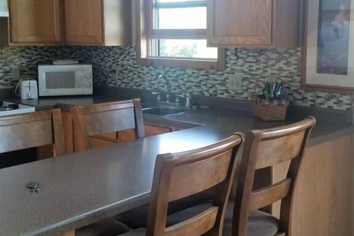 Cabaña, 3 habitaciones, hidromasaje, vista al lago (The Loon) | Cocina privada | Cafetera y tetera, refrigerador, microondas y utensilios de cocina 
