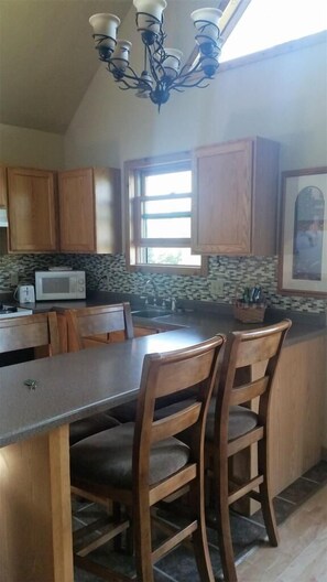 Chalet rustique, 3 chambres, baignoire à jets, vue sur le lac (The Loon) | Cuisine privée | Réfrigérateur, four à micro-ondes, cafetière-théière