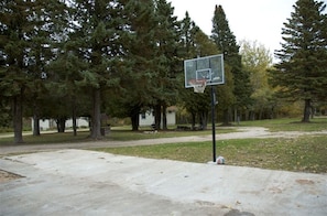 Basketball court - Hilltop Cabins and Motel (Grand Marais)