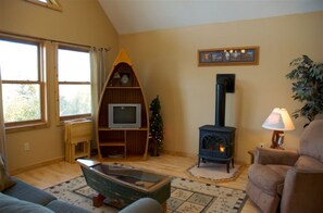 キャビン 3 ベッドルーム ジェットバス レイクビュー (The Loon) | リビング エリア | テレビ