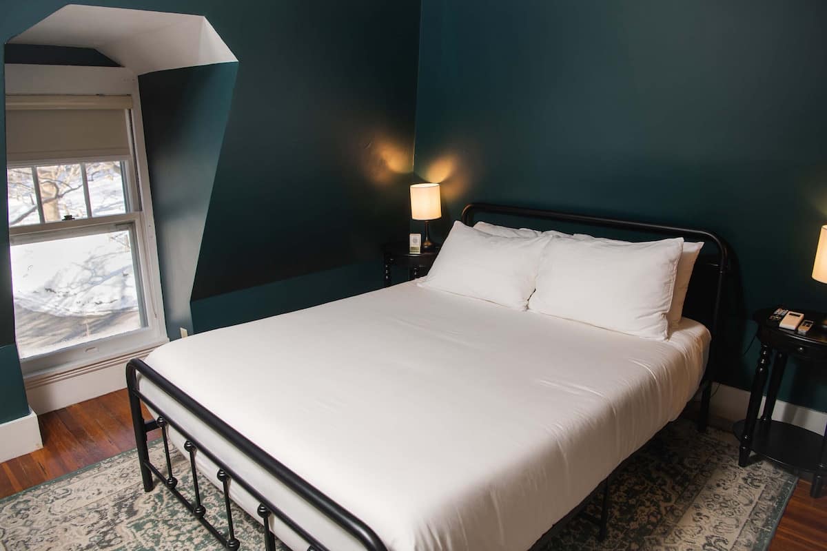 Loring Room | Ropa de cama de alta calidad y tabla de planchar con plancha