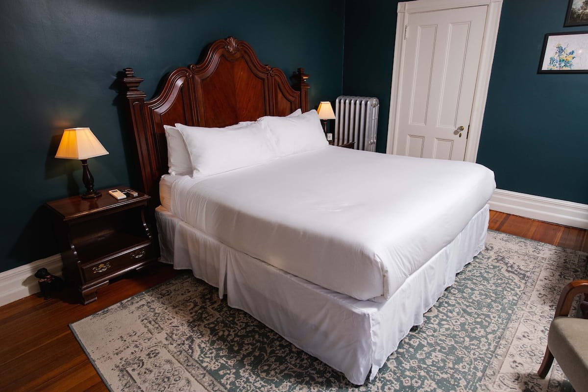 Wagner Room | Ropa de cama de alta calidad y tabla de planchar con plancha