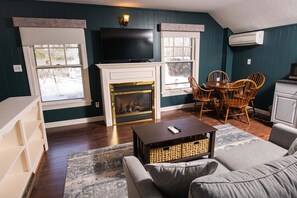 Birchwood Suite | Premium bedding, iron/ironing board, free WiFi, bed sheets - The Dewey (Lenox)