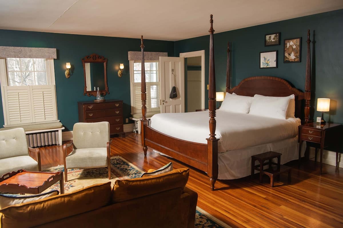 Dewey Room | Ropa de cama de alta calidad y tabla de planchar con plancha