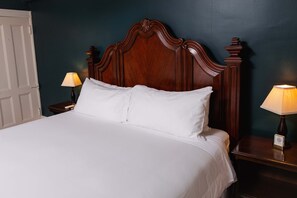 Deluxe King | Premium bedding, iron/ironing board, free WiFi, bed sheets - The Dewey (Lenox)