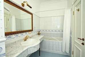 Luxury Suite | Bathroom | Bathtub, free toiletries, hair dryer, slippers -  Olympic Hotel (Kyiv)