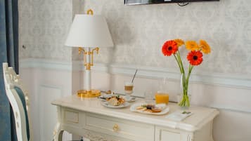 Desk, laptop workspace, free WiFi, bed sheets